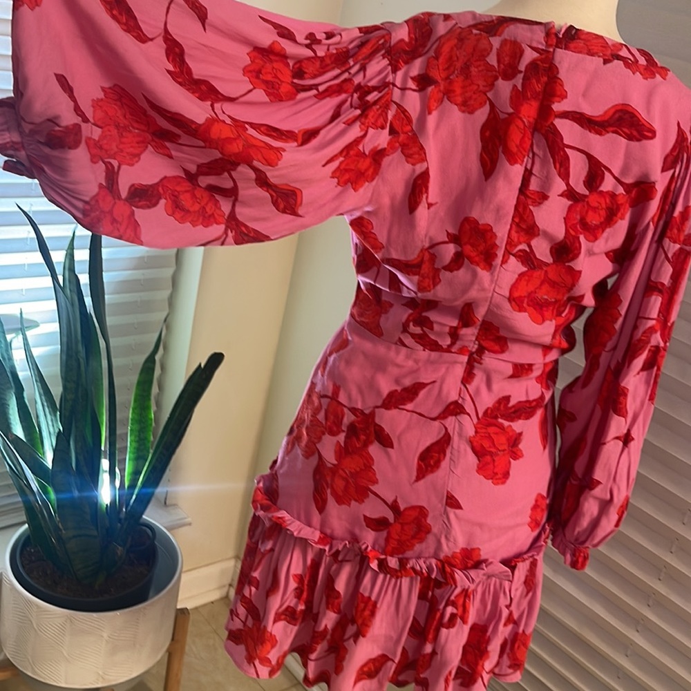 Beautiful date dress. Looks even better on size small. Brand Karlie paid $125